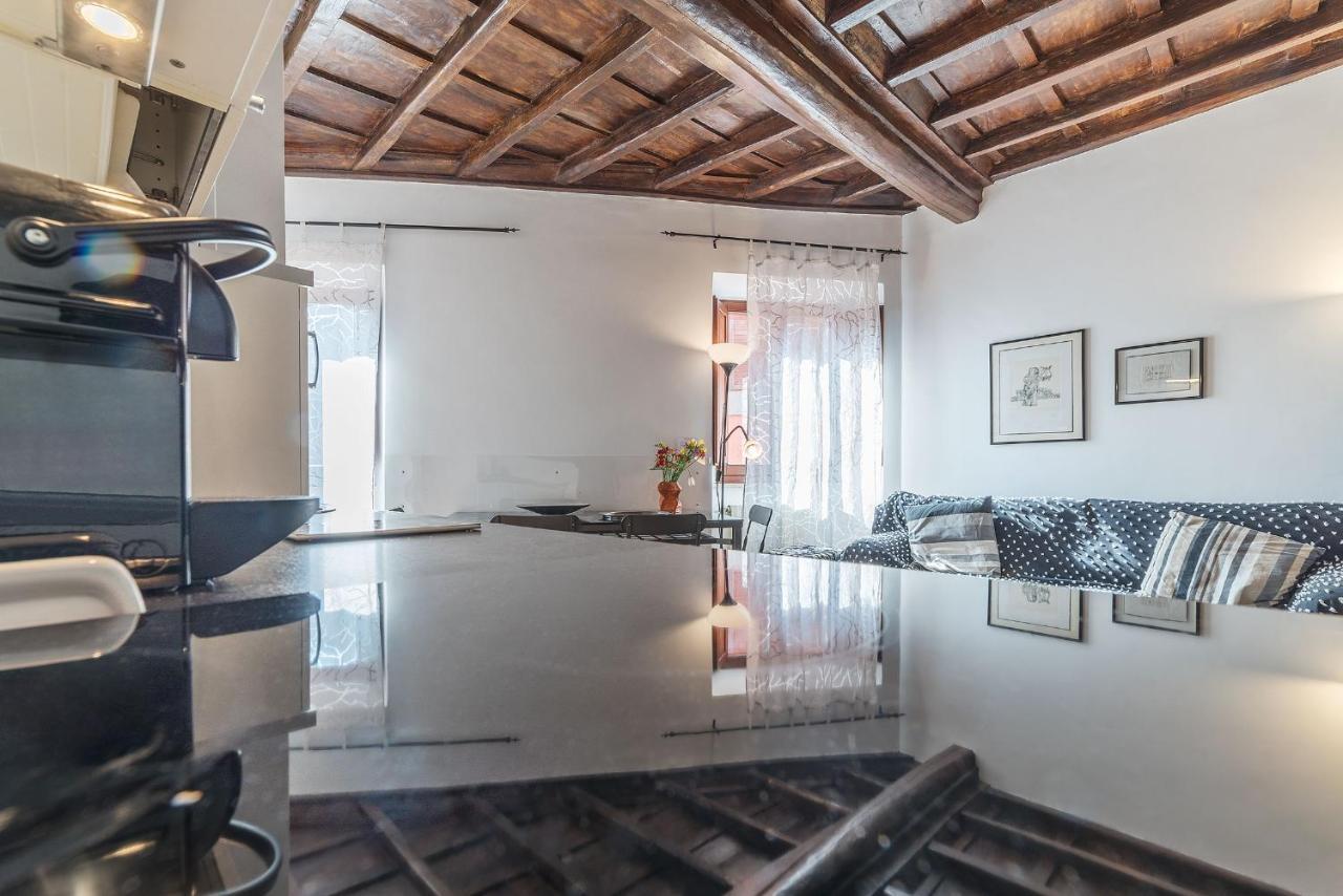 Apartamento Black White - Fromhometorome *